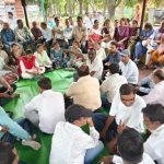 CG Patwari Strike: छत्तीसगढ़ राजस्व पटवारी संघ ने 13 अक्टूबर से अनिश्चितकालीन हड़ताल शुरू कर दी है। पटवारी PV ऐप के जरिए फसल के भौतिक सत्यापन में आ रही तकनीकी और व्यवहारिक परेशानियों का समाधान नहीं होने से नाराज हैं। संघ ने आरोप लगाया है कि ऐप की समस्याओं को लेकर आवाज उठाने पर पटवारियों के खिलाफ कार्रवाई की जा रही है।