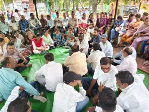 CG Patwari Strike: छत्तीसगढ़ राजस्व पटवारी संघ ने 13 अक्टूबर से अनिश्चितकालीन हड़ताल शुरू कर दी है। पटवारी PV ऐप के जरिए फसल के भौतिक सत्यापन में आ रही तकनीकी और व्यवहारिक परेशानियों का समाधान नहीं होने से नाराज हैं। संघ ने आरोप लगाया है कि ऐप की समस्याओं को लेकर आवाज उठाने पर पटवारियों के खिलाफ कार्रवाई की जा रही है।