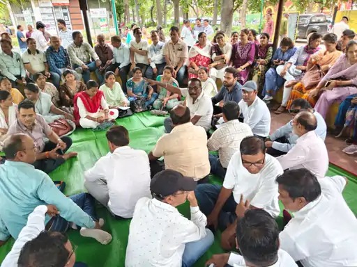 CG Patwari Strike: छत्तीसगढ़ राजस्व पटवारी संघ ने 13 अक्टूबर से अनिश्चितकालीन हड़ताल शुरू कर दी है। पटवारी PV ऐप के जरिए फसल के भौतिक सत्यापन में आ रही तकनीकी और व्यवहारिक परेशानियों का समाधान नहीं होने से नाराज हैं। संघ ने आरोप लगाया है कि ऐप की समस्याओं को लेकर आवाज उठाने पर पटवारियों के खिलाफ कार्रवाई की जा रही है।