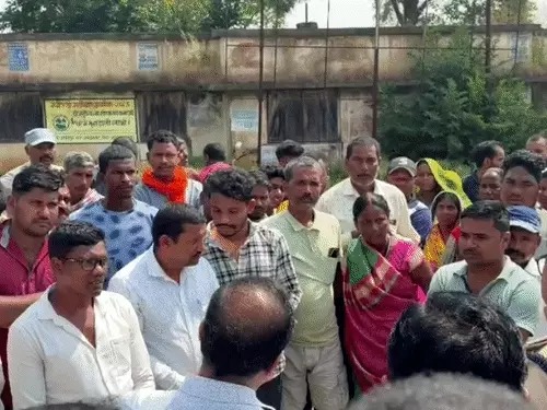 CG News: छत्तीसगढ़ के सूरजपुर जिले से एक ऐसा मामला सामने आया है, जहां एक गर्भवती महिला ने प्राथमिक स्वास्थ्य केंद्र के गेट के सामने ही बच्चे को जन्म दे दिया। प्रसव के कुछ समय बाद नवजात की मौत हो गई, जबकि महिला की हालत गंभीर बनी हुई है। घटना के बाद स्वास्थ्य विभाग ने लापरवाही के आरोप में दो कर्मचारियों को निलंबित कर दिया है।