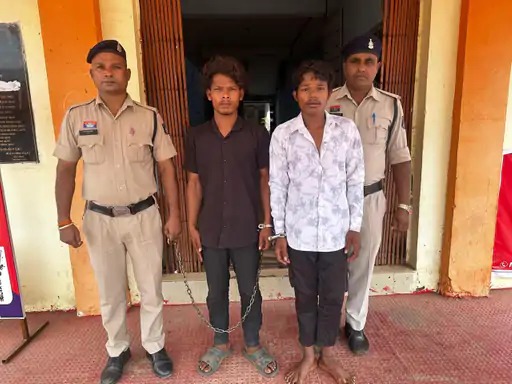 Raipur Kidnapping: रायपुर जिले के आरंग क्षेत्र में 8 साल के बच्चे के अपहरण का मामला सामने आया है। आरोपियों ने बच्चे को छोड़ने के बदले 15 लाख रुपए की फिरौती मांगी थी। पुलिस ने तत्परता दिखाते हुए करीब 6 घंटे के अंदर बच्चे को सकुशल बरामद कर लिया। मामले में एक नाबालिग समेत तीन आरोपियों को गिरफ्तार किया गया है।