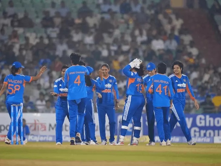 Raipur Cricket Match: रायपुर के शहीद वीर नारायण सिंह अंतरराष्ट्रीय क्रिकेट स्टेडियम में भारतीय महिला टीम ने तीसरे और अंतिम टी-20 मुकाबले में जिम्बाब्वे को 92 रन से हराकर तीन मैचों की सीरीज 3-0 से अपने नाम कर ली। कप्तान स्मृति मंधाना ने टॉस जीतकर पहले बल्लेबाजी का फैसला किया, जिसे टीम ने शानदार प्रदर्शन के साथ सही साबित किया।
