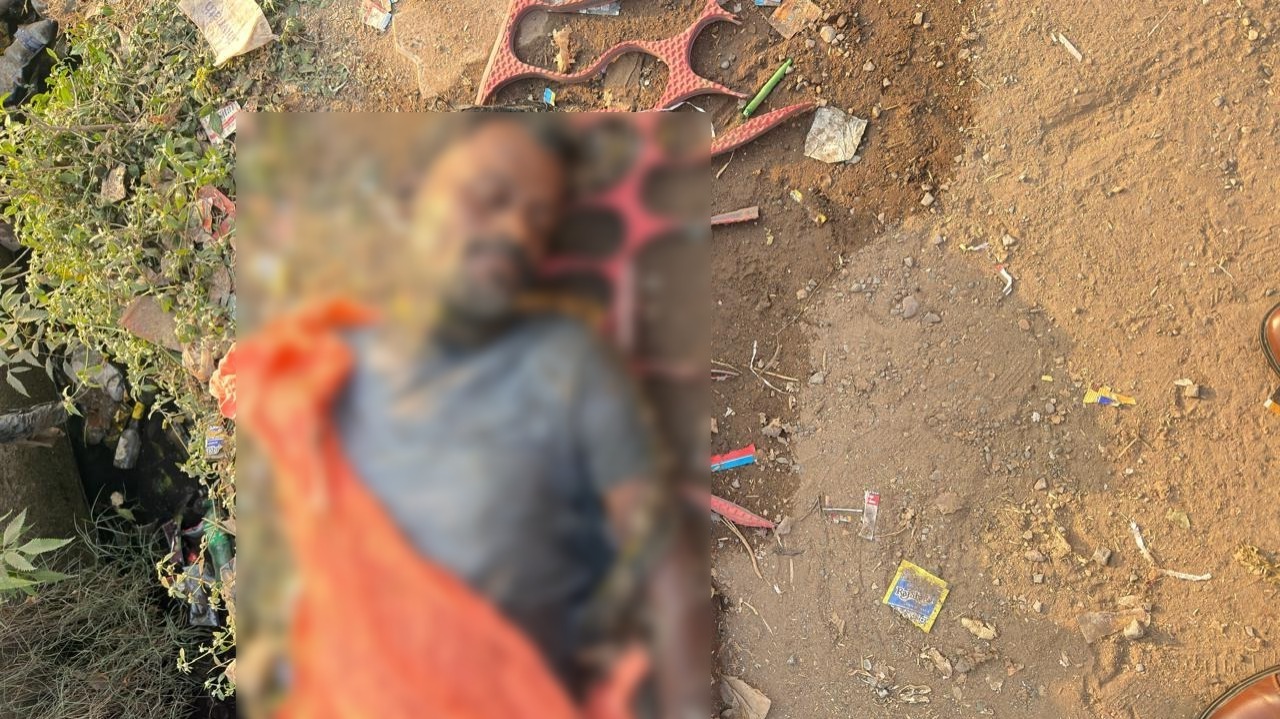 Raipur Murder: रायपुर के लालपुर शराब भट्टी के पास नाले में एक व्यक्ति का शव मिलने से इलाके में सनसनी फैल गई। सूचना मिलने के बाद टिकरापारा थाना पुलिस मौके पर पहुंची और मामले की जांच शुरू कर दी है।