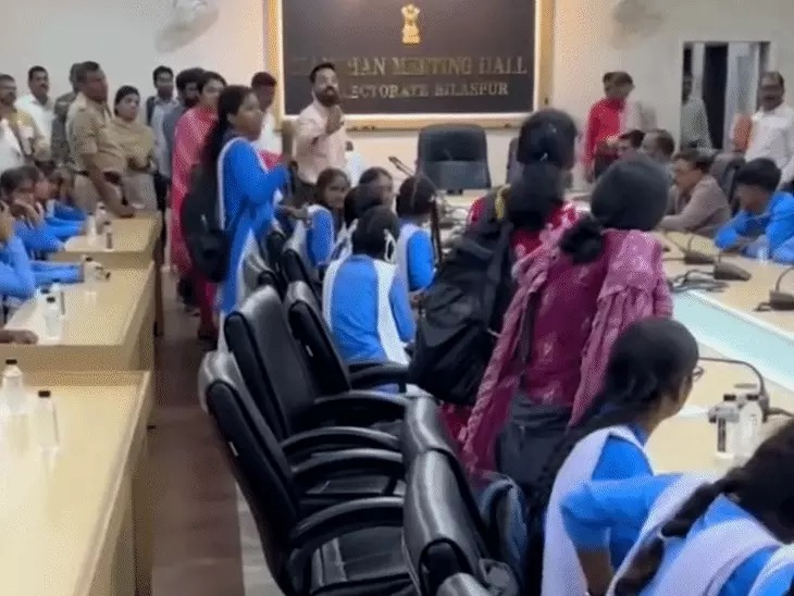 CG Collector Video: बिलासपुर जिले के मल्हार स्थित शासकीय उच्चतर माध्यमिक स्कूल में छात्राओं और शिक्षकों के बीच विवाद का मामला अब तूल पकड़ता जा रहा है। छात्राओं ने शिक्षकों पर दुर्व्यवहार, पढ़ाई में लापरवाही और अन्य अनियमितताओं के आरोप लगाकर कार्रवाई की मांग की थी। इसी बीच कलेक्टर संजय अग्रवाल और एडिशनल कलेक्टर शिव बनर्जी का एक वीडियो सोशल मीडिया पर वायरल हो रहा है, जिसमें छात्राओं से बातचीत के दौरान दिए गए बयान चर्चा में हैं।