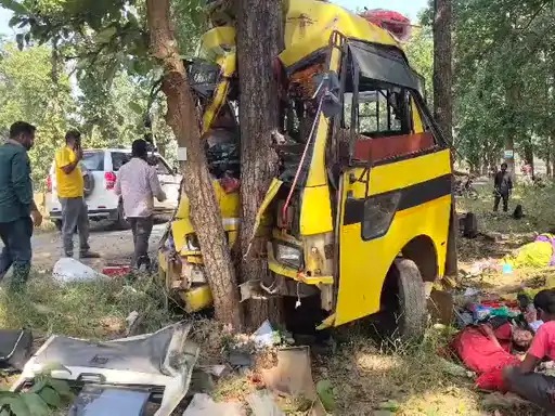CG Bus Accident: मनेंद्रगढ़-चिरमिरी-भरतपुर (MCB) जिले में गुरुवार को एक दर्दनाक सड़क हादसे में यात्री बस अनियंत्रित होकर पेड़ से टकरा गई। इस हादसे में बस मालिक समेत 5 लोगों की मौत हो गई, जबकि करीब 25 यात्री घायल हो गए। गंभीर रूप से घायल बस चालक का अस्पताल में इलाज जारी है। घटना केल्हारी थाना क्षेत्र के सेमरमथानी मोड़ की है।