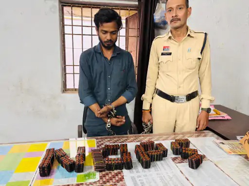 Raipur Drug Tablets: रायपुर पुलिस ने नशीली दवा की तस्करी के खिलाफ बड़ी कार्रवाई करते हुए एक युवक को 2,100 नाइट्राजेपम टैबलेट के साथ गिरफ्तार किया है। पुलिस के अनुसार आरोपी महादेवघाट विसर्जन कुंड के पास ग्राहक की तलाश में घूम रहा था। जब्त की गई टैबलेट की अनुमानित कीमत करीब 8.40 लाख रुपए बताई गई है।