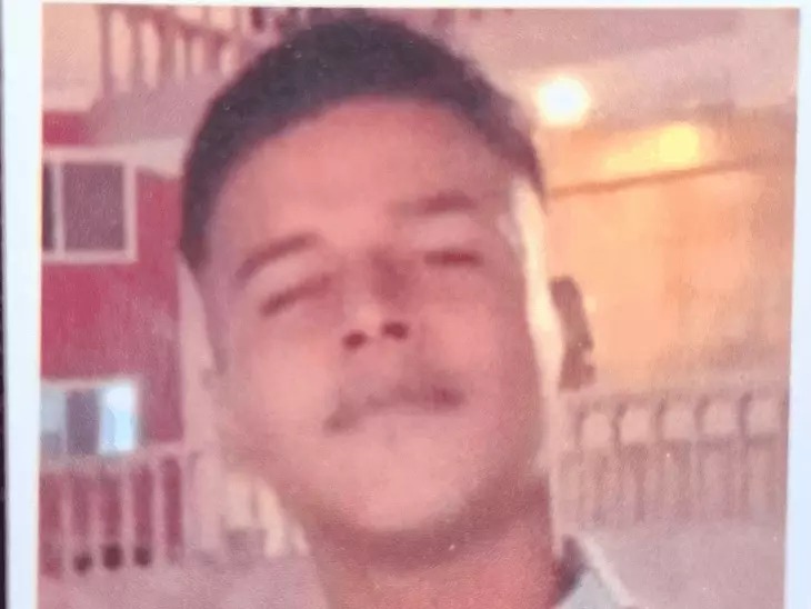 CG Murder: दुर्ग के मोहन नगर थाना क्षेत्र स्थित बांबे आवास उरला में 19 वर्षीय शिव बहादुर सिंह सोनी उर्फ शिवा की धारदार हथियार से हमला कर हत्या कर दी गई। गुरुवार शाम सरस्वती ज्ञान मंदिर स्कूल के पास हुए हमले में शिवा गंभीर रूप से घायल हो गया था। उसे अस्पताल ले जाया गया, जहां डॉक्टरों ने उसे मृत घोषित कर दिया।