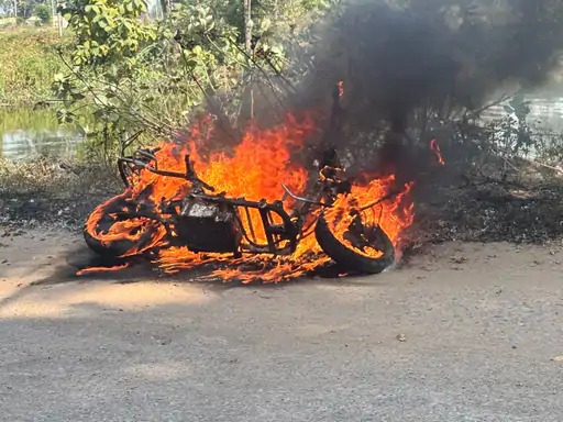 CG EV Fire: कोरबा जिले के भिलाईबाजार क्षेत्र में चलती इलेक्ट्रिक स्कूटी में अचानक आग लग गई। स्कूटी से पहले धुआं निकलना शुरू हुआ और कुछ ही देर में पूरा वाहन आग की लपटों से घिर गया। स्कूटी पर सवार भाई-बहन ने समय रहते कूदकर अपनी जान बचा ली। घटना का वीडियो सोशल मीडिया पर वायरल हो रहा है।