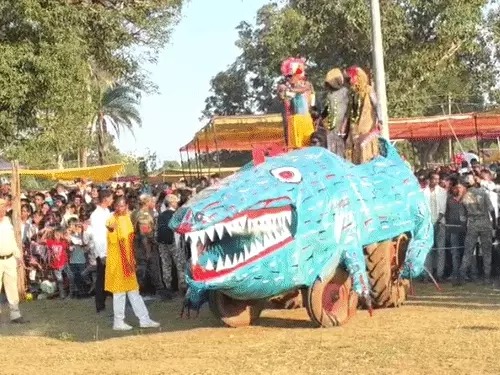 Bastar Dussehra 2026: कोंडागांव जिले के मैनपुर गांव में आयोजित दशहरा मेले में हेलीकॉप्टर का मॉडल लोगों के आकर्षण का केंद्र बना रहा। ग्रामीणों ने केंद्रीय गृह मंत्री अमित शाह के आगमन का प्रतीकात्मक दृश्य दिखाने के लिए यह मॉडल तैयार किया था। इसे देखने के लिए मेले में बड़ी संख्या में लोग पहुंचे।