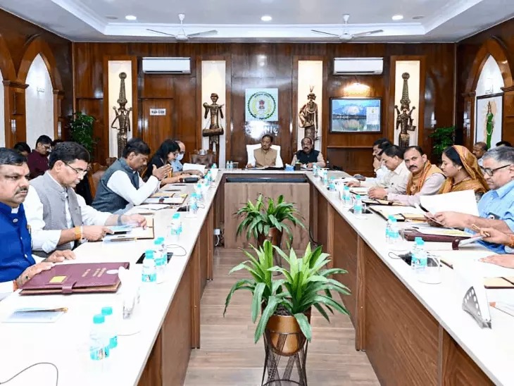 CG Cabinet Meeting: छत्तीसगढ़ में मुख्यमंत्री विष्णुदेव साय की अध्यक्षता में आज कैबिनेट की अहम बैठक आयोजित होगी। नवा रायपुर स्थित महानदी भवन मंत्रालय में सुबह 11:30 बजे से शुरू होने वाली बैठक में प्रदेश से जुड़े कई महत्वपूर्ण प्रस्तावों पर चर्चा होने की संभावना है। किसानों, सरकारी कर्मचारियों और राज्योत्सव की तैयारियों से जुड़े मुद्दे बैठक के प्रमुख एजेंडे में शामिल रह सकते हैं।