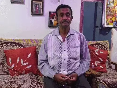 CG Loot: छत्तीसगढ़ के कवर्धा जिले में सराफा कारोबारी से करीब 50 लाख रुपए की लूट का मामला सामने आया है। मंगलवार को कारोबारी साप्ताहिक बाजार से बाइक पर सोना-चांदी और नकदी से भरा बैग लेकर लौट रहे थे। इसी दौरान दो बाइक पर सवार 6 बदमाशों ने ग्राम दुर्जनपुर में मंदिर के पास उन्हें रोककर मारपीट की और बैग लूटकर फरार हो गए।