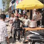 CG News: छत्तीसगढ़ के बिलासपुर में चोरी के शक में एक युवक की लाठी-डंडों और लात-घूंसों से पिटाई का वीडियो सोशल मीडिया पर वायरल हो रहा है। आरोप है कि युवक ने राजीव प्लाजा स्थित डोसा दुकान में तोड़फोड़ करने और चोरी की कोशिश की थी। इसके बाद व्यापारी और सुरक्षा गार्ड ने उसे पकड़ लिया और उसकी पिटाई कर दी। मामला तारबाहर थाना क्षेत्र का है।