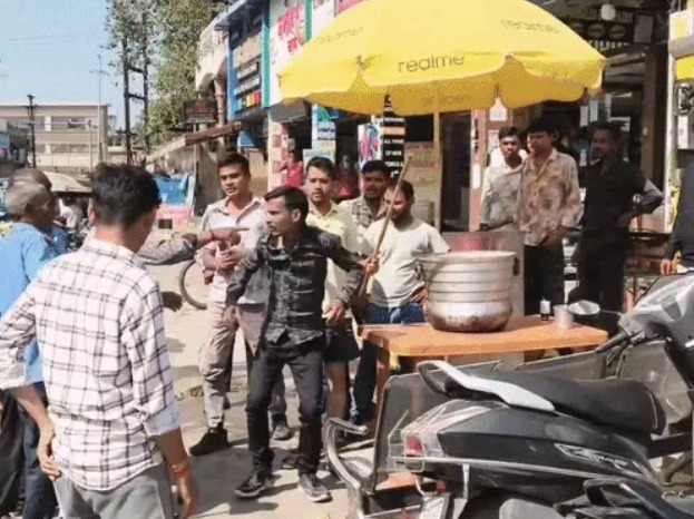 CG News: छत्तीसगढ़ के बिलासपुर में चोरी के शक में एक युवक की लाठी-डंडों और लात-घूंसों से पिटाई का वीडियो सोशल मीडिया पर वायरल हो रहा है। आरोप है कि युवक ने राजीव प्लाजा स्थित डोसा दुकान में तोड़फोड़ करने और चोरी की कोशिश की थी। इसके बाद व्यापारी और सुरक्षा गार्ड ने उसे पकड़ लिया और उसकी पिटाई कर दी। मामला तारबाहर थाना क्षेत्र का है।