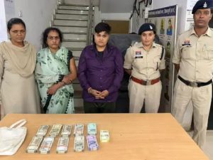 CG News: दुर्ग जिले में ब्याज पर पैसे देने के बाद मनमाने तरीके से रकम वसूलने और जान से मारने की धमकी देने के आरोप में पुलिस ने मां-बेटी को गिरफ्तार किया है। आरोपियों के कब्जे से 3 लाख 79 हजार 900 रुपए नकद, लेन-देन का हिसाब रखने वाली डायरी, ब्लैंक चेक और कोरे स्टाम्प पेपर बरामद किए गए हैं। मामले में एक अन्य आरोपी फरार है।