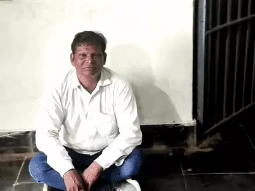 CG News: छत्तीसगढ़ में छात्राओं से जुड़े दो मामलों में कार्रवाई की गई है। कांकेर कृषि कॉलेज की छात्रा को अश्लील वीडियो भेजने और प्रैक्टिकल परीक्षा में कम नंबर देने की धमकी देने के आरोप में प्रोफेसर को गिरफ्तार किया गया है। वहीं महासमुंद जिले में 9वीं की छात्रा से छेड़छाड़ और अश्लील हरकत करने के मामले में सरकारी स्कूल के प्रभारी प्रिंसिपल को निलंबित कर दिया गया है।