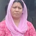 CG Theft: भिलाई में बेटी के अंतिम संस्कार के दौरान शोक जताने आई एक रिश्तेदार महिला पर घर से नकदी और सोने के झुमके चोरी करने का आरोप लगा है। घटना की शिकायत मिलने के बाद पुलिस ने सीसीटीवी फुटेज के आधार पर आरोपी महिला को गिरफ्तार कर लिया। उसके कब्जे से 45 हजार रुपए नकद बरामद किए गए हैं। पुलिस मामले की आगे जांच कर रही है।