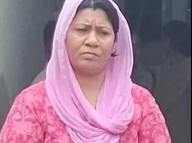 CG Theft: भिलाई में बेटी के अंतिम संस्कार के दौरान शोक जताने आई एक रिश्तेदार महिला पर घर से नकदी और सोने के झुमके चोरी करने का आरोप लगा है। घटना की शिकायत मिलने के बाद पुलिस ने सीसीटीवी फुटेज के आधार पर आरोपी महिला को गिरफ्तार कर लिया। उसके कब्जे से 45 हजार रुपए नकद बरामद किए गए हैं। पुलिस मामले की आगे जांच कर रही है।