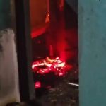 CG Gas Cylinder Blast: दुर्ग के मरारपारा इलाके में करवाचौथ के दिन बड़ा हादसा होने से टल गया। घर में प्रसाद बनाने के कुछ देर बाद गैस सिलेंडर में जोरदार धमाका हो गया। धमाके के बाद किचन में आग लग गई और वहां रखा सामान जलकर खाक हो गया। हादसे के समय घर में परिवार के 6 सदस्य मौजूद थे, लेकिन सभी सुरक्षित बच गए।