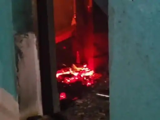 CG Gas Cylinder Blast: दुर्ग के मरारपारा इलाके में करवाचौथ के दिन बड़ा हादसा होने से टल गया। घर में प्रसाद बनाने के कुछ देर बाद गैस सिलेंडर में जोरदार धमाका हो गया। धमाके के बाद किचन में आग लग गई और वहां रखा सामान जलकर खाक हो गया। हादसे के समय घर में परिवार के 6 सदस्य मौजूद थे, लेकिन सभी सुरक्षित बच गए।