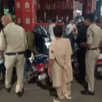 Raipur Police Checking: दीपावली और राज्योत्सव को देखते हुए रायपुर पुलिस ने शहर में सुरक्षा व्यवस्था कड़ी कर दी है। शुक्रवार शाम 7 बजे से रात 10 बजे तक रायपुर कमिश्नरेट के नॉर्थ, सेंट्रल और वेस्ट जोन में 36 स्थानों पर नाकेबंदी कर वाहनों की जांच की गई।