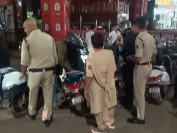 Raipur Police Checking: दीपावली और राज्योत्सव को देखते हुए रायपुर पुलिस ने शहर में सुरक्षा व्यवस्था कड़ी कर दी है। शुक्रवार शाम 7 बजे से रात 10 बजे तक रायपुर कमिश्नरेट के नॉर्थ, सेंट्रल और वेस्ट जोन में 36 स्थानों पर नाकेबंदी कर वाहनों की जांच की गई।