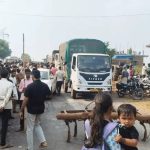 CG Accident: सूरजपुर जिले के चांदनी बिहारपुर क्षेत्र में तेज रफ्तार ट्रैक्टर की चपेट में आने से स्कूटी सवार महिला की मौके पर ही मौत हो गई। हादसे के बाद गुस्साए ग्रामीणों ने मध्य प्रदेश-छत्तीसगढ़ को जोड़ने वाले मुख्य मार्ग पर चक्काजाम कर दिया। ग्रामीणों ने अवैध क्रेशर हटाने, आरोपी चालक की गिरफ्तारी और पीड़ित परिवार को मुआवजा देने की मांग की।