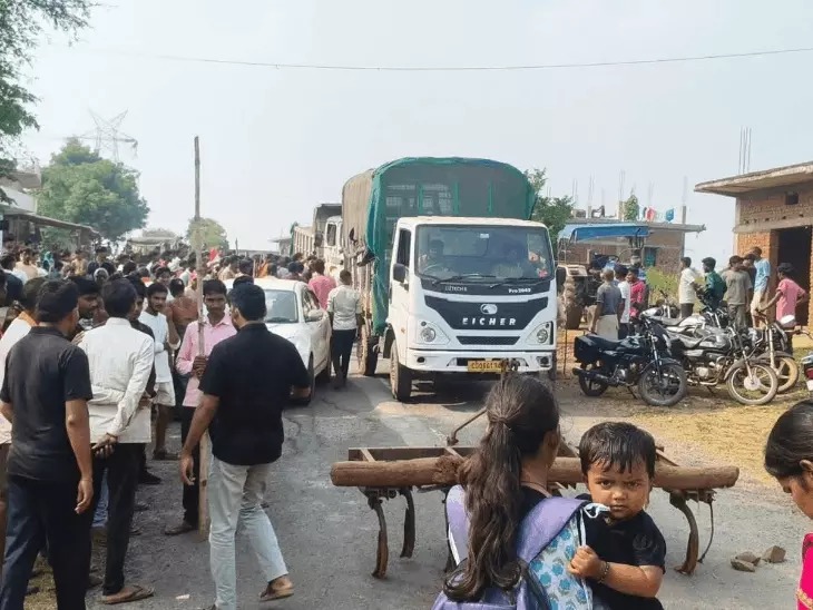 CG Accident: सूरजपुर जिले के चांदनी बिहारपुर क्षेत्र में तेज रफ्तार ट्रैक्टर की चपेट में आने से स्कूटी सवार महिला की मौके पर ही मौत हो गई। हादसे के बाद गुस्साए ग्रामीणों ने मध्य प्रदेश-छत्तीसगढ़ को जोड़ने वाले मुख्य मार्ग पर चक्काजाम कर दिया। ग्रामीणों ने अवैध क्रेशर हटाने, आरोपी चालक की गिरफ्तारी और पीड़ित परिवार को मुआवजा देने की मांग की।