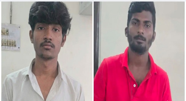 Raipur News: राजधानी रायपुर में चार लड़कियों के नहाते समय चोरी-छिपे वीडियो बनाने का मामला सामने आया है। आरोप है कि एक नाबालिग ने बाथरूम में वीडियो रिकॉर्ड कर उन्हें अपने दो दोस्तों को भेज दिया। शिकायत मिलने के बाद पुलिस ने 24 घंटे के भीतर दोनों युवकों को गिरफ्तार कर लिया, जबकि नाबालिग के खिलाफ किशोर न्याय कानून के तहत कार्रवाई की गई है।