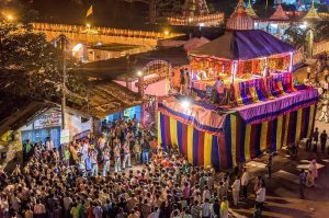 Bastar Dussehra 2026: विश्व प्रसिद्ध बस्तर दशहरा की खास धार्मिक रस्म काछनगादी शनिवार देर शाम जगदलपुर के भंगाराम चौक स्थित काछनगुड़ी में पूरी की जाएगी। इस दौरान पनका समाज की 12 वर्षीय पीहू दास पर काछनदेवी सवार होंगी और बेल के कांटों से बने विशेष झूले पर झूलकर बस्तर दशहरा पर्व मनाने की अनुमति देंगी। इसके बाद दशहरा की अन्य धार्मिक रस्मों की शुरुआत होगी।