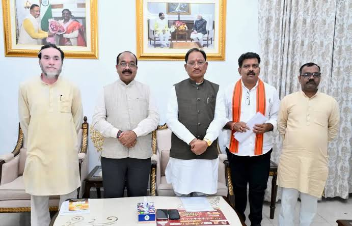 CG News: छत्तीसगढ़ सरकार ने गन्ना उत्पादक किसानों के हित में बड़ा फैसला लिया है। मुख्यमंत्री विष्णु देव साय ने शक्कर कारखानों में गन्ने की खरीदी अब 425 रुपये प्रति क्विंटल की दर से करने का निर्णय लिया है। बढ़ी हुई दर का लाभ पेराई सत्र 2025-26 में खरीदे गए गन्ने पर भी मिलेगा।