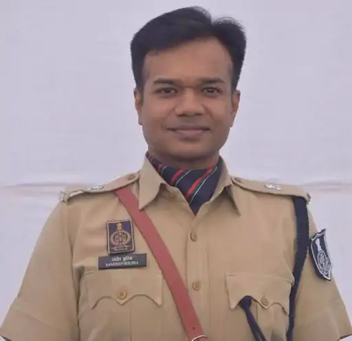 CG Police News: केंद्रीय गृह मंत्रालय ने वर्ष 2026 के केंद्रीय गृहमंत्री दक्षता पदक के लिए देशभर के पुलिस अधिकारियों और कर्मचारियों के नामों की घोषणा की है। इस सूची में छत्तीसगढ़ के 15 पुलिस अधिकारी और जवान शामिल हैं। इन सभी का चयन एंटी नक्सल स्पेशल ऑपरेशन में उत्कृष्ट योगदान के लिए किया गया है।