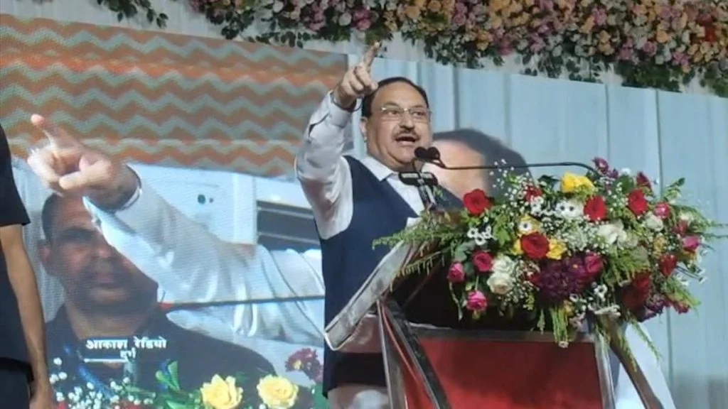 JP Nadda Rally: दुर्ग में आयोजित भाजपा की "लोकतंत्र बचाओ, अराजकता हटाओ" सभा में केंद्रीय स्वास्थ्य मंत्री जेपी नड्डा ने कांग्रेस पर जमकर हमला बोला। उन्होंने कहा कि कांग्रेस चुनाव जीतने पर व्यवस्था को सही बताती है और हारने के बाद चुनाव आयोग पर सवाल उठाती है। उन्होंने कहा कि देश को ऐसी अराजकता से बचाने की जरूरत है।