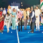 CG Hockey League: राजधानी रायपुर के अंतरराष्ट्रीय हॉकी स्टेडियम में बुधवार को छत्तीसगढ़ हॉकी लीग की शुरुआत हुई। खेल विभाग की ओर से आयोजित इस टूर्नामेंट में प्रदेश के 108 खिलाड़ियों को अलग-अलग फ्रेंचाइजी टीमों में शामिल कर मुकाबले कराए जा रहे हैं। लीग में ओलिंपियन और राष्ट्रीय स्तर के खिलाड़ी भी अपनी प्रतिभा का प्रदर्शन करेंगे।