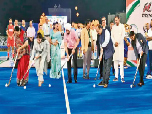 CG Hockey League: राजधानी रायपुर के अंतरराष्ट्रीय हॉकी स्टेडियम में बुधवार को छत्तीसगढ़ हॉकी लीग की शुरुआत हुई। खेल विभाग की ओर से आयोजित इस टूर्नामेंट में प्रदेश के 108 खिलाड़ियों को अलग-अलग फ्रेंचाइजी टीमों में शामिल कर मुकाबले कराए जा रहे हैं। लीग में ओलिंपियन और राष्ट्रीय स्तर के खिलाड़ी भी अपनी प्रतिभा का प्रदर्शन करेंगे।