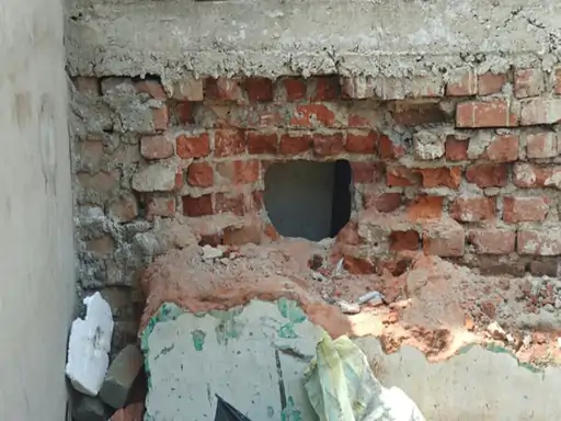 Raipur Theft: रायपुर के रामनगर इलाके में ज्वेलरी दुकान में सेंधमारी कर चोरों ने 6 लाख रुपए से ज्यादा के सोने-चांदी के जेवर पार कर दिए। बदमाशों ने दुकान की दीवार में मशीन से छेद कर वारदात को अंजाम दिया। हैरानी की बात यह है कि दुकान से कुछ ही दूरी पर पुलिस चौकी होने के बावजूद रातभर हुई चोरी की भनक नहीं लग सकी।