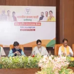 CG Ministers Meeting: भाजपा की प्रदेश प्रभारी स्मृति इरानी के सामने छत्तीसगढ़ के सांसदों ने मंत्रियों और प्रशासनिक व्यवस्था को लेकर खुलकर नाराजगी जताई। सांसदों ने आरोप लगाया कि उनकी सिफारिशों पर कोई ध्यान नहीं दिया जाता और उनके कहने पर काम नहीं होते। बैठक में मुख्यमंत्री विष्णु देव साय, दोनों उपमुख्यमंत्री और वरिष्ठ नेता भी मौजूद रहे। स्मृति इरानी ने सभी शिकायतें सुनने के बाद मंत्रियों को कामकाज में सुधार के निर्देश दिए और दिसंबर तक रिपोर्ट कार्ड बेहतर करने की चेतावनी दी।