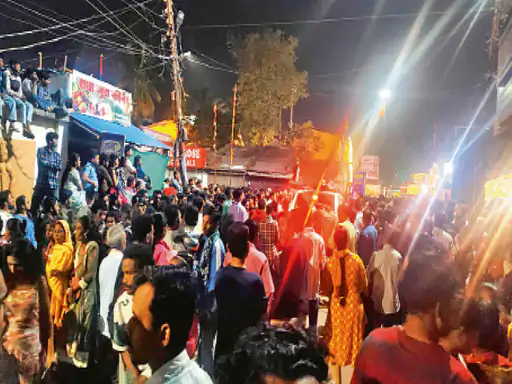 Bastar Dussehra 2026: बस्तर दशहरा 2026 की भीतर रैनी रस्म के दौरान बुधवार देर रात दर्दनाक हादसा हो गया। विशाल विजय रथ को खींचने के दौरान दो ग्रामीण रथ के पहिए की चपेट में आ गए। हादसे में एक ग्रामीण की मौके पर ही मौत हो गई, जबकि दूसरे का पैर कुचल गया। घायल को इलाज के लिए अस्पताल भेजा गया है।