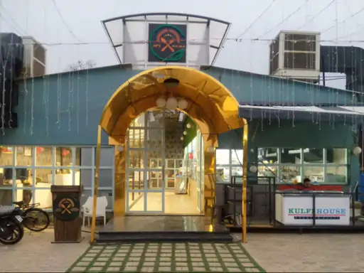 Raipur News: राजधानी रायपुर में नौकरी छोड़ने की बात कहने पर रेस्टोरेंट कर्मचारी से मारपीट का मामला सामने आया है। कर्मचारी का आरोप है कि कैश का हिसाब करने और अगले दिन से काम पर नहीं आने की बात कहने पर रेस्टोरेंट मालिक ने मैनेजर के साथ मिलकर उसकी पिटाई कर दी।