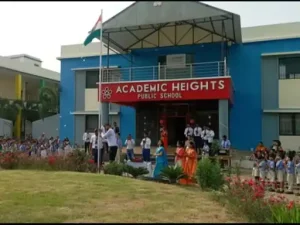 CG School Hair Cutting: छत्तीसगढ़ के पटेवा स्थित एकेडमिक हाइट्स पब्लिक स्कूल में अनुशासन के नाम पर चौथी कक्षा के छात्र के बाल काटने के मामले में स्कूल की प्राचार्य पल्लवी मरार के खिलाफ FIR दर्ज की गई है। आरोप है कि 15 अक्टूबर 2025 को स्कूल में छात्र के लंबे बालों की चोटी बनाकर कैंची से काट दी गई थी।