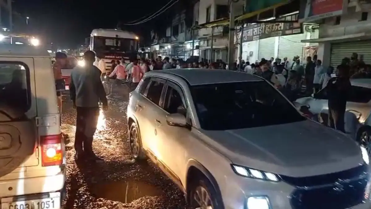 CG Accident: सरगुजा जिले के सीतापुर में शुक्रवार शाम एक दर्दनाक सड़क हादसे में स्कूटी सवार कारोबारी की मौत हो गई। नेशनल हाईवे-43 पर सेंट्रल बैंक के पास ट्रेलर की चपेट में आने से 70 वर्षीय त्रिलोक चंद गोयल की मौके पर ही जान चली गई। हादसे के बाद इलाके में अफरा-तफरी मच गई।