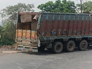CG Ganja Smuggling: छत्तीसगढ़ के सूरजपुर जिले में ट्रक पलटने के बाद करोड़ों रुपए की गांजा तस्करी का खुलासा हुआ है। पुलिस ने प्लास्टिक दाने की बोरियों के बीच छिपाकर रखे गए 238 किलो 290 ग्राम गांजा को जब्त किया है। बरामद गांजे की कीमत करीब 1 करोड़ 19 लाख रुपए आंकी गई है। मामले में ट्रक चालक को गिरफ्तार कर लिया गया है, जबकि उसके अन्य साथियों की तलाश जारी है।