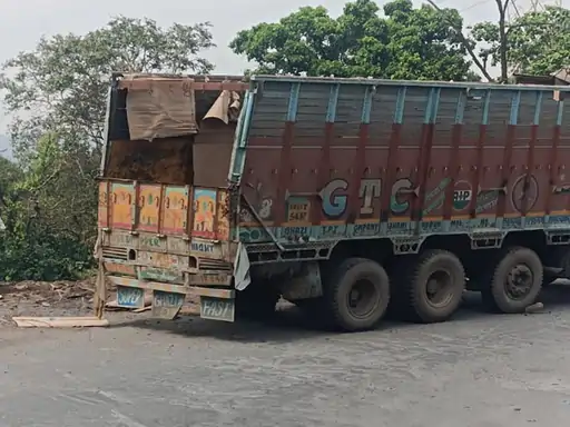 CG Ganja Smuggling: छत्तीसगढ़ के सूरजपुर जिले में ट्रक पलटने के बाद करोड़ों रुपए की गांजा तस्करी का खुलासा हुआ है। पुलिस ने प्लास्टिक दाने की बोरियों के बीच छिपाकर रखे गए 238 किलो 290 ग्राम गांजा को जब्त किया है। बरामद गांजे की कीमत करीब 1 करोड़ 19 लाख रुपए आंकी गई है। मामले में ट्रक चालक को गिरफ्तार कर लिया गया है, जबकि उसके अन्य साथियों की तलाश जारी है।