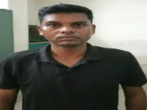 Raipur News: रायपुर के टाटीबंध इलाके में 3 साल की बच्ची से कथित यौन शोषण का मामला सामने आया है। पुलिस ने इस मामले में आरोपी परमानंद ध्रुव को गिरफ्तार किया है। बताया जा रहा है कि आरोपी रायपुर एम्स में सिक्योरिटी गार्ड के पद पर काम करता था। मामला आमानाका थाना क्षेत्र का है।