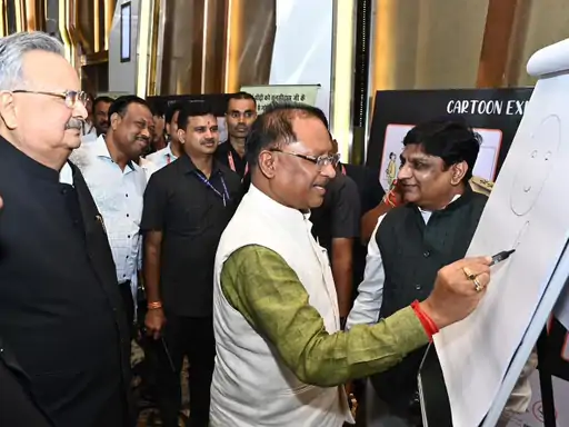 Raipur Cartoon Festival: देश की एकमात्र कार्टून पत्रिका ‘कार्टून वॉच’ अपने 31वें वर्ष में प्रवेश कर रही है। इस अवसर पर 13 अक्टूबर को राजधानी रायपुर में वार्षिक कार्टून फेस्टिवल का आयोजन किया जाएगा। कार्यक्रम एक निजी होटल में होगा, जिसमें मुख्यमंत्री विष्णु देव साय मुख्य अतिथि के रूप में शामिल होंगे। कार्यक्रम की अध्यक्षता विधानसभा अध्यक्ष डॉ. रमन सिंह करेंगे।