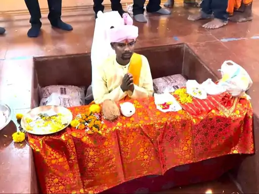Bastar Dussehra 2026: विश्व प्रसिद्ध बस्तर दशहरा की प्रमुख परंपराओं में शामिल जोगी बिठाई की रस्म सोमवार शाम विधि-विधान के साथ संपन्न हुई। ग्राम बड़े आमाबाल के निवासी दौलत लगातार तीसरी बार जोगी बनकर सिरहासार भवन में करीब चार फीट गहरे कुंड में तपस्या के लिए बैठे हैं। वे अगले नौ दिनों तक निराहार व्रत रखकर देवी की आराधना करेंगे।