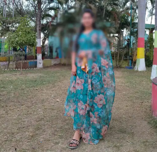CG Suicide: छत्तीसगढ़ के दुर्ग जिले में 24 वर्षीय युवती ने फांसी लगाकर आत्महत्या कर ली। युवती ने मौत से पहले छत्तीसगढ़ी भाषा में सुसाइड नोट लिखा, जिसमें उसने मां और परिवार से माफी मांगी है। नोट में उसने एक युवक पर मानसिक प्रताड़ना, शारीरिक संबंध बनाने और परिवार को धमकी देने के आरोप लगाए हैं।
