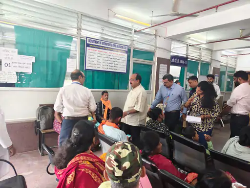 CG Breaking: छत्तीसगढ़ के उप मुख्यमंत्री अरुण साव धार्मिक कार्यक्रम के दौरान चोटिल हो गए। चोट लगने के बाद उन्हें बिलासपुर के सिम्स अस्पताल ले जाया गया, जहां डॉक्टरों ने उनके पैर की जांच कर प्राथमिक उपचार किया। जांच के बाद उनके पैर में कच्चा प्लास्टर बांधा गया।