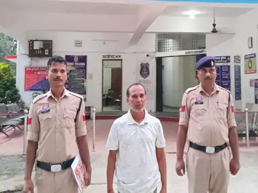 CG News: जशपुर जिले में सोशल मीडिया पर विवादित पोस्ट करने के आरोप में एक शिक्षक को पुलिस ने गिरफ्तार किया है। आरोप है कि बगीचा ब्लॉक के कूदमुरा स्थित मिडिल स्कूल में पदस्थ शिक्षक हेमंत कुमार बेदी ने फेसबुक पर ऋषि-मुनियों और धर्मग्रंथों को लेकर आपत्तिजनक टिप्पणी की थी। पोस्ट सामने आने के बाद हिंदू संगठन ने पुलिस में शिकायत दर्ज कराई थी।