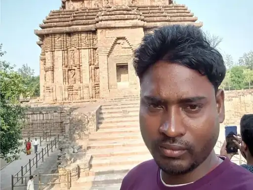 CG Murder: सरगुजा जिले के ग्राम केपी में दशहरे की रात एक सनसनीखेज घटना सामने आई है। यहां नशे में धुत पति ने विवाद के बाद अपनी पत्नी की डंडे और एस्बेस्टर शीट के टुकड़े से जमकर पिटाई कर दी। गंभीर रूप से घायल महिला की मौत हो गई। घटना के बाद आरोपी पति मौके से फरार हो गया। मामला कोतवाली थाना क्षेत्र का है।
