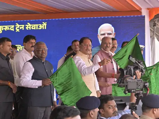 Raipur News: छत्तीसगढ़ में रेल नेटवर्क विस्तार की दिशा में बड़ा कदम उठाते हुए आजादी के बाद पहली बार ट्रेन रावघाट पहुंची। ताड़ोकी-रावघाट रेल लाइन शुरू होने से बस्तर संभाग के दूरस्थ इलाकों को रेल सुविधा मिलने का रास्ता खुल गया है। इसके साथ ही अभनपुर-कुरूद ब्रॉडगेज रेल लाइन का भी शुभारंभ किया गया। इस अवसर पर रावघाट-रायपुर और रायपुर-कुरूद नई यात्री ट्रेनों को हरी झंडी दिखाकर रवाना किया गया।